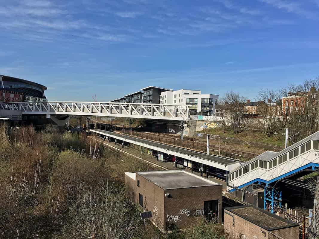 Drayton Park railway station and platform (2018), with Emirates Stadium in the background